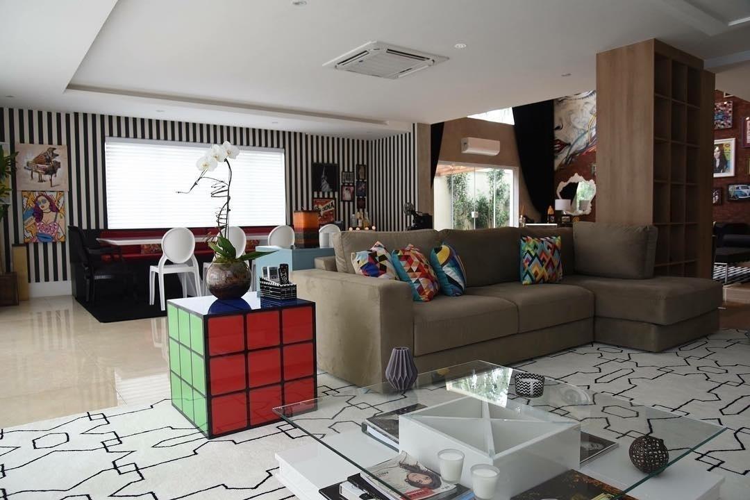 A sala de Anitta tem decoração com pegada do americano. "A gente fez a leitura do pop-art, sempre trazendo o mundo da música, do cinema", contou a responsável Amanda Ambrósio - Reprodução/Instagram Estúdio Decore