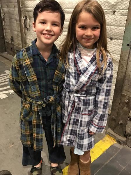 Iain Armitage e Raegan Revord nos bastidores de "Young Sheldon" - Reprodução/Instagram/iain - Reprodução/Instagram/iain