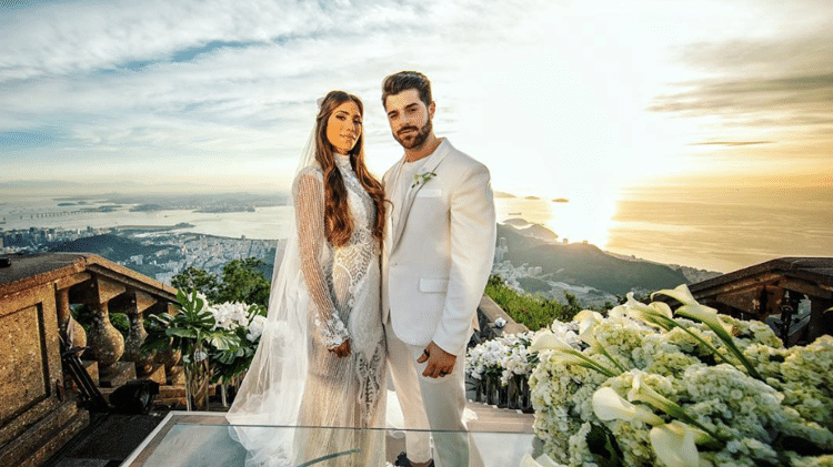 Romana Novais e o DJ Alok durante a cerimônia ao nascer do sol no Cristo Redentor - Reprodução/Instagram - Reprodução/Instagram