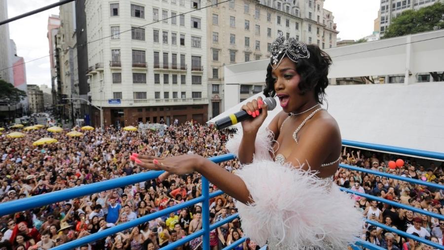 A cantora Iza se apresenta no bloco de carnaval Pop Como Te Gusta, no centro de São Paulo, durante o pré-carnaval deste sábado - Nelson Antoine/UOL