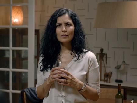 Letícia Sabatella em cena do filme "Happy Hour - Verdades e Consequências" - Reprodução