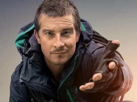 Bear Grylls em cena de "You vs. Wild" - Reprodução/Variety