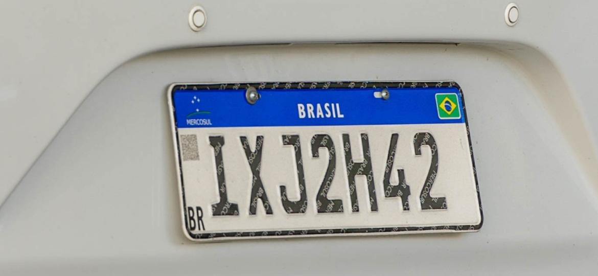 Placa Mercosul é instalada em veículo registrado no RS, um dos 7 estados que já aderiram - Evandro Leal/Agência Freelancer