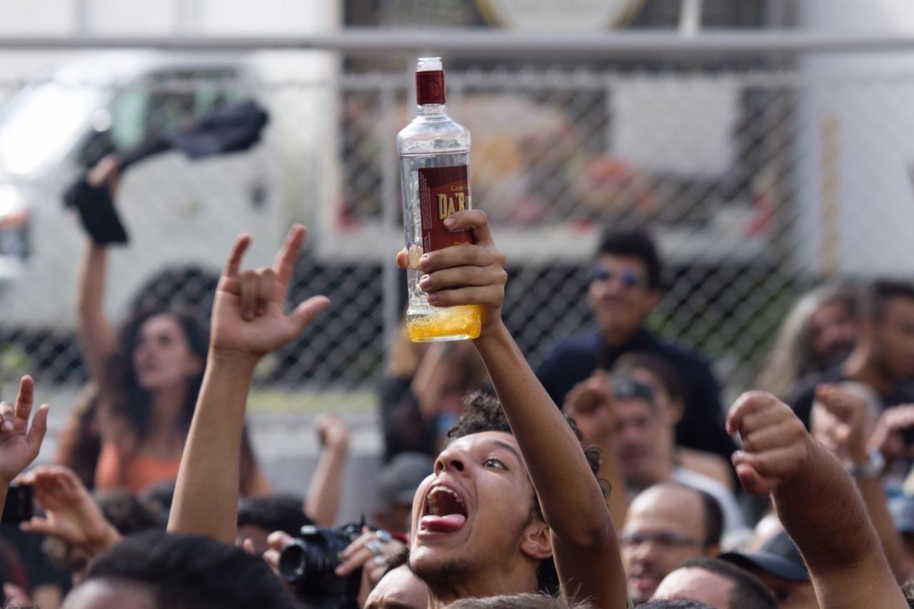 Público amanheceu esquentando a Avenida Rio Branco com o Sepultura - Diego Padgurschi / UOL