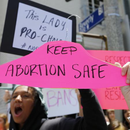 "Mantenham o aborto seguro", pede mulher em protesto - Xinhua/Li Ying