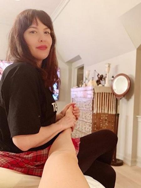 Liv Tyler faz massagem nos pés de Kate Hudson - Reprodução/Instagram