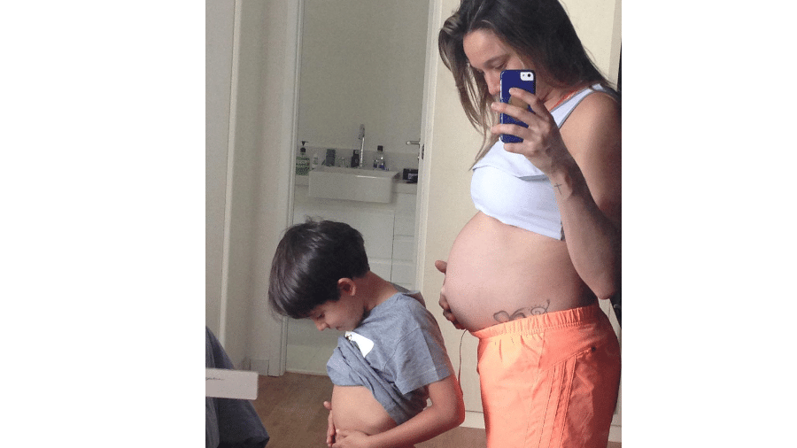 Fernanda Gentil quando estava grávida de Gabriel ao lado filho mais velho, Lucas - Reprodução/Instagram