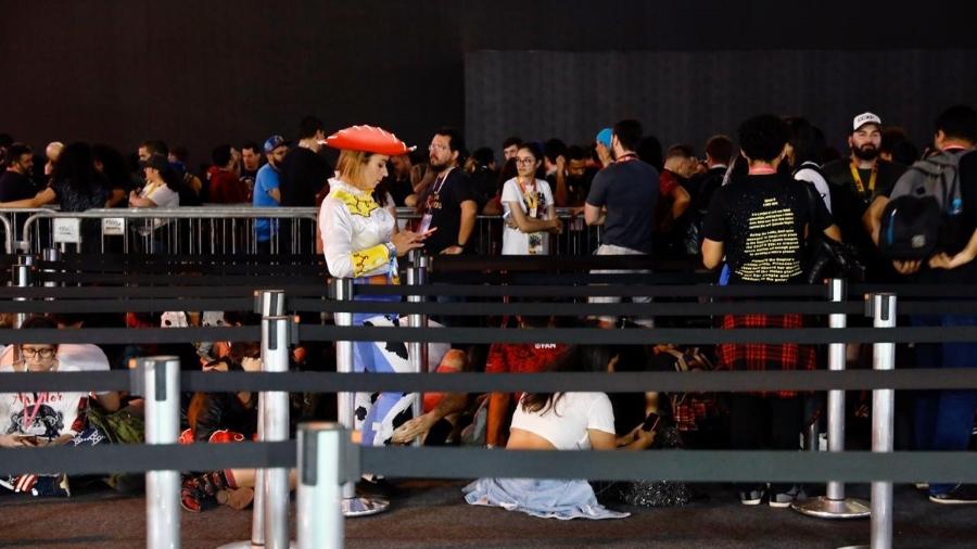 Fãs aguardam em filas longas na CCXP 2019 - Mariana Pekin/UOL