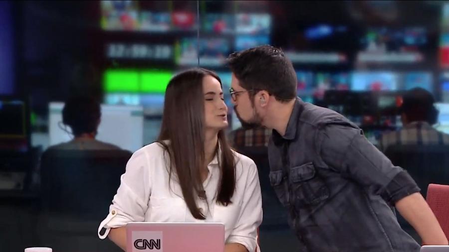 Phelipe Siani e Mari Palma se beijaram ao se despedirem no programa Live CNN - Reprodução/CNN Brasil