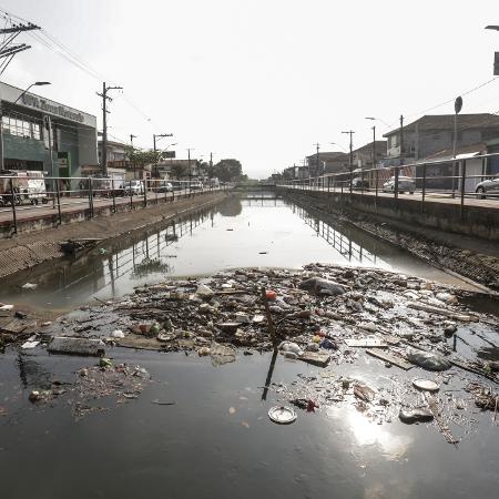 Ausência de saneamento na Vila Gilda, em Santos (SP) (julho/2020) - Ricardo Matsukawa / UOL