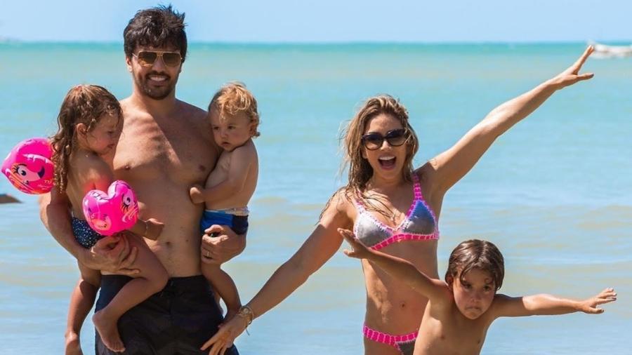 Patrícia Abravanel e Fábio Faria curtem domingo na praia com os filhos Pedro, Jane e Senor - Reprodução/Instagram