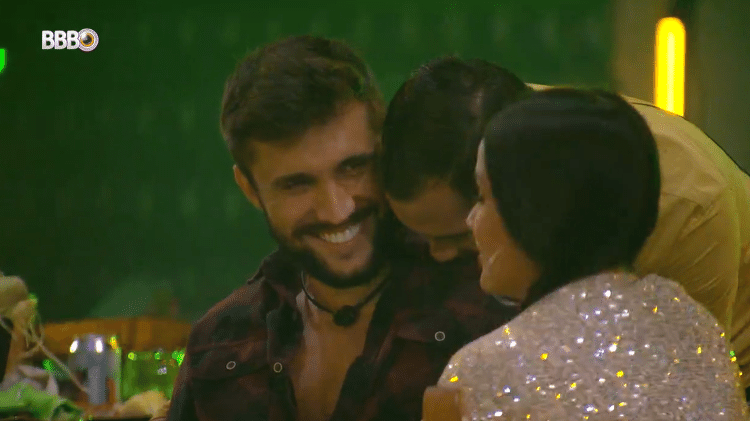 BBB 21: Gil morde ombro de Arthur - Reprodução/Globoplay - Reprodução/Globoplay
