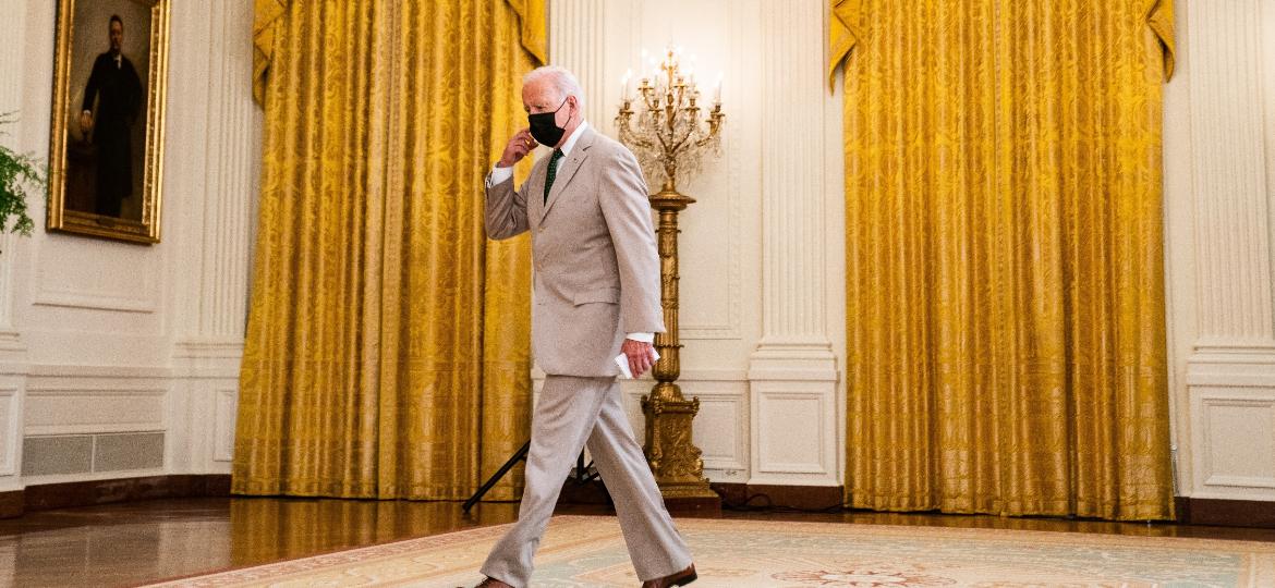 Joe Biden com o terno bege, uma peça um tanto quanto "controversa" no histórico dos presidentes dos Estados Unidos - Getty Images
