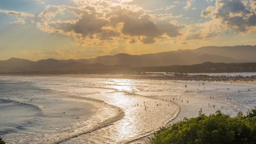 Pôr do sol na praia da Guarda do Embaú, que faz parte da APA da Baleia Franca Pôr do sol na praia da Guarda do Embaú, que faz parte da APA da Baleia Franca