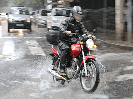 Moto na chuva: veja acessórios para pilotar sem ficar ensopado