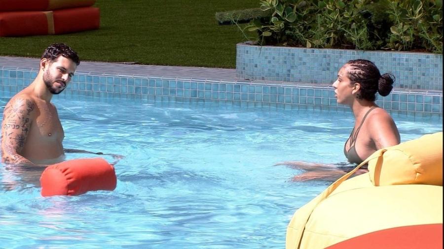 Rodrigo e Linn conversam na piscina do BBB 2022 - Reprodução/Globoplay
