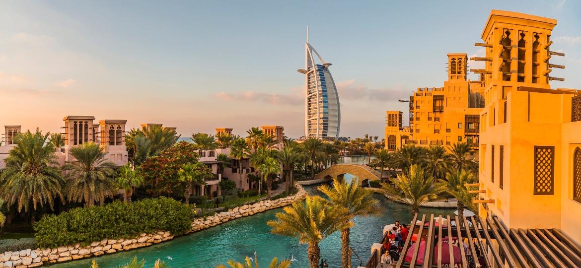 Vista do icônico Burj al-Arab à partir da região de Jumeirah, em Dubai - Maremagnum/Getty Images
