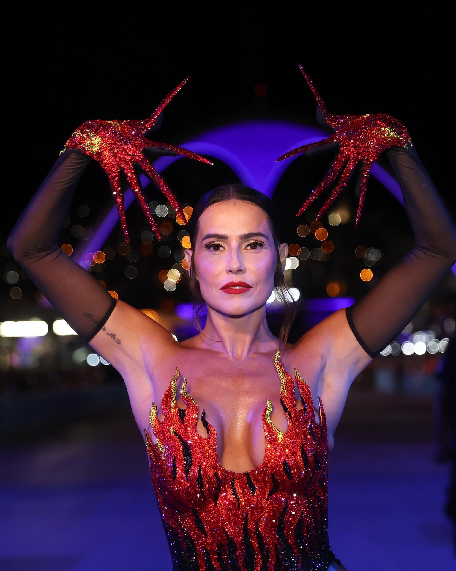 Deborah Secco posa para fotos no segundo dia de desfiles da Sapucaí - Agência Brazil News