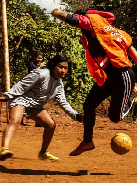 Meninas guaranis jogam futebol em campo de terra batida em aldeia no Pico do Jaraguá em São Paulo - Fernando Moraes/UOL