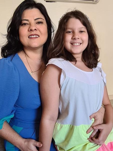 A servidora Patrícia Finotti e sua filha Olívia, de 8 anos, autora da carta que viralizou  - Arquivo pessoal 