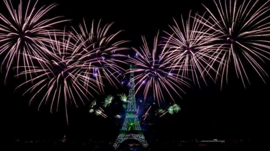 A Torre Eiffel durante a celebração da festa nacional de 14 de julho, quando os franceses comemoram a Queda da Bastilha, ocorrida em 14 de julho de 1789, que marca o fim da monarquia absoluta, e a Festa da Federação, realizada na mesma data no ano seguinte - RFI/Edmond Sadaka