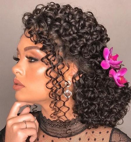 Penteado para Cabelo Cacheado: 10 cortes para o dia ou festa