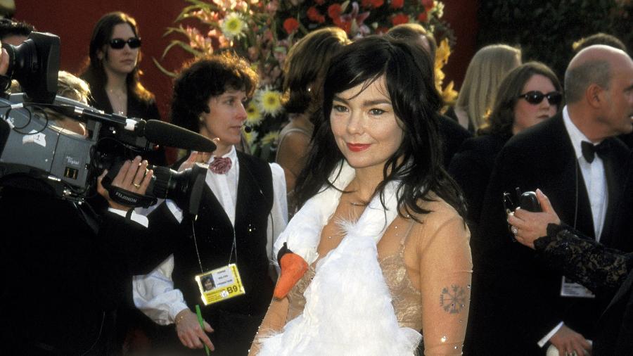 Bjork em sua polêmica fantasia de cisne - Ron Galella/Ron Galella Collection via Getty Images