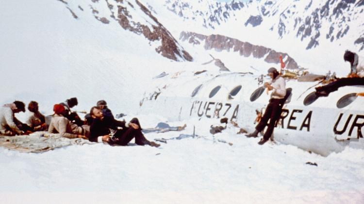 Sobreviventes do acidente dos Andes descansam ao lado dos destroços do avião