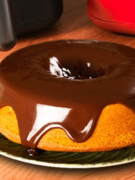 Bolo de cenoura com calda de chocolate fácil - Estadão