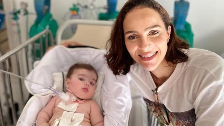 Letícia Cazarré viajou com Maria Guilhermina para São Paulo para nova cirurgia  - Reprodução/Instagram