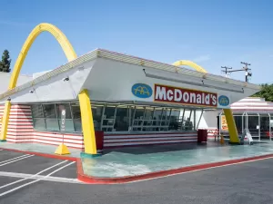 McDonald's mais antigo em atividade é uma 'máquina do tempo' pra 1953; veja