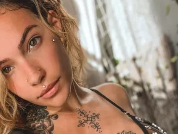 Miss Bumbum tatuada troca vídeos íntimos por votos: 'Todo mundo sai feliz'