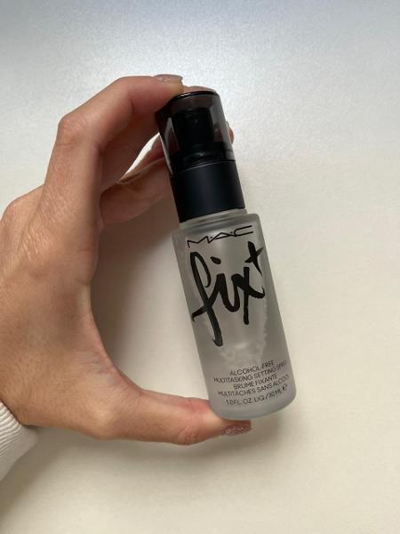 Refresca e trata: spray fixador da MAC funciona mesmo 