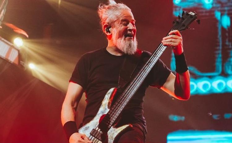 O baixista do Sepultura, Paulo Jr., durante show em São Paulo na sexta (6)