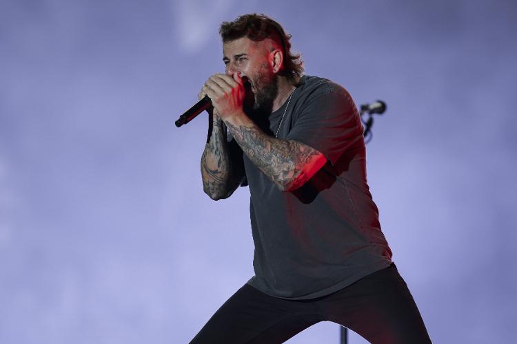 O vocalista do Avenged Sevenfold, M. Shadows, se apresenta Palco Mundo na terceira noite do Rock in Rio 