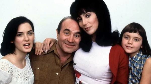 Winona Ryder, Bob Hoskins, Cher e Christina Ricci na comédia de 1990 Winona Ryder, Bob Hoskins, Cher e Christina Ricci na comédia de 1990