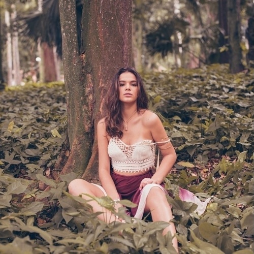 29.jun.2015 - Bruna Marquezine faz pose sensual em ensaio em meio à uma floresta