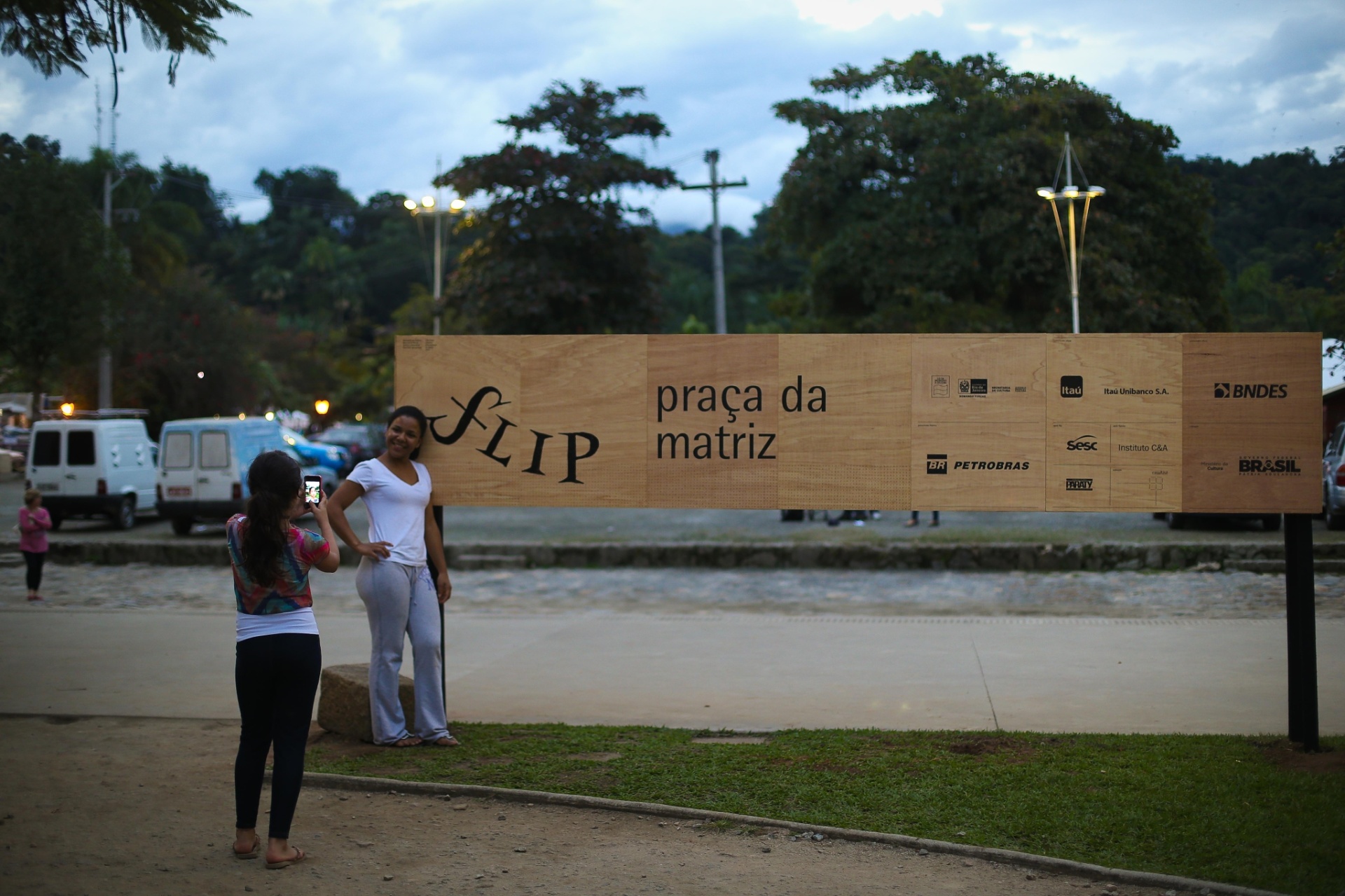 1.jul.2015 - Público tira fotos durante abertura da Flip, Festa Literária Internacional de Paraty. - Zanone Fraissat/Folhapress