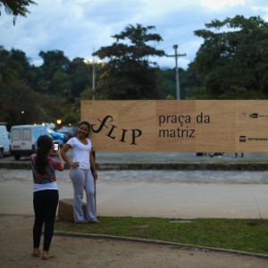 1.jul.2015 - Público tira fotos durante abertura da Flip, Festa Literária Internacional de Paraty. - Zanone Fraissat/Folhapress