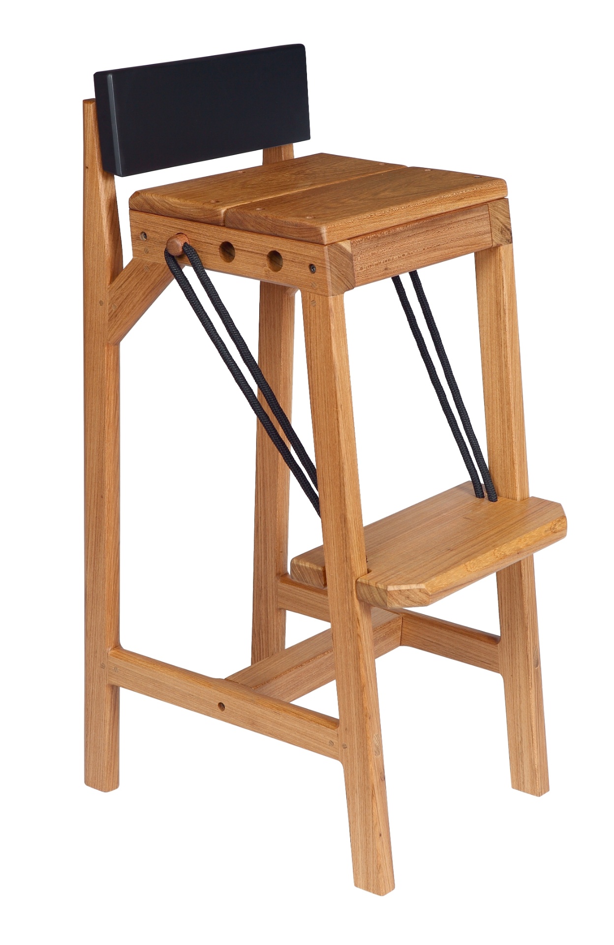 Banco Fragata, desenhado por Dimitrih Correa, é para bar e tem um sistema simples e independente de regulagem da altura do apoio para os pés, inspirado nas cordas das embarcações. A geometria do objeto, com linhas oblíquas, remete às fragatas (embarcações) e a vista lateral do móvel lembra o perfil da ave de mesmo nome - Carlos Ben/ Divulgação