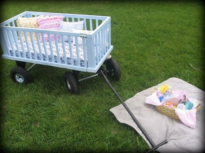 Fixando no berço quatro rodas fortes, com pneus, e um cabo, transforma-se o berço em um vagão inspirado no Little Red Wagon, carrinho muito popular nos Estados Unidos. Pode ser usado, com colchão, para acomodar as crianças durante almoços e lanches no jardim, no clube e em casas de campo. No quarto, pode ser usado para guardar brinquedos - Reprodução/Pinterest