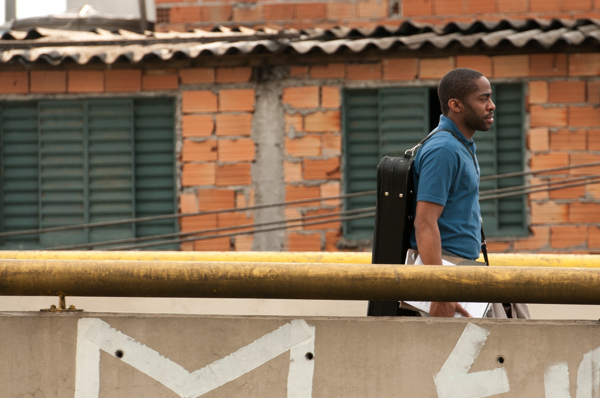 Lázaro Ramos vive Laerte, professor que ensina música clássica a jovens de Heliópolis em "Tudo que Aprendemos Juntos" - Divulgação