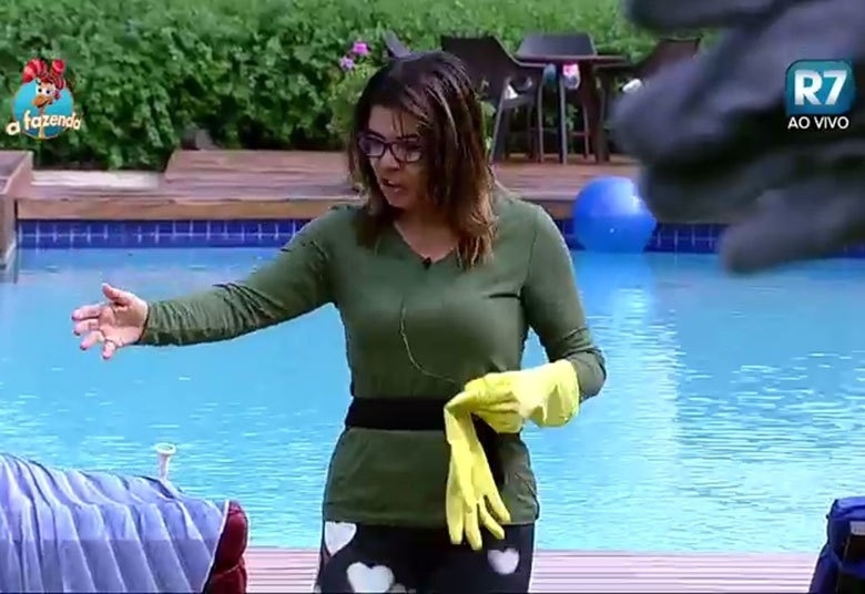 13.nov.2015 - Mara tomou punição após se atrasar em sua função na horta. A peoa usou como justificativa que estava no banheiro fazendo cocô, mas os peões não acreditaram - Reprodução/Record