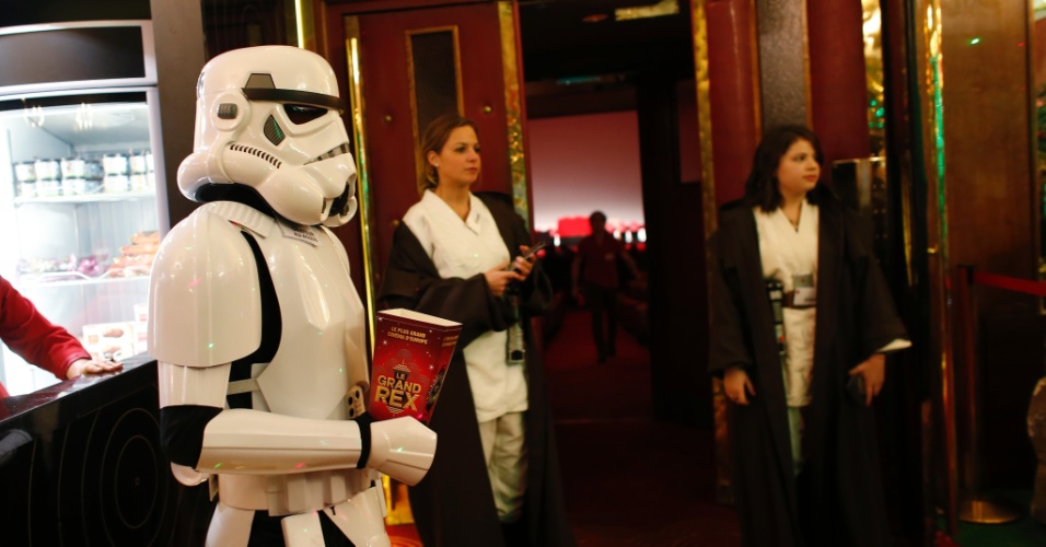14.dez.2015 - Uma pessoa vestida de Stormtrooper recepciona espectadores durante "Julgamento de Darth Vader", promovido pelo cinema Grand Rex, em Paris, França