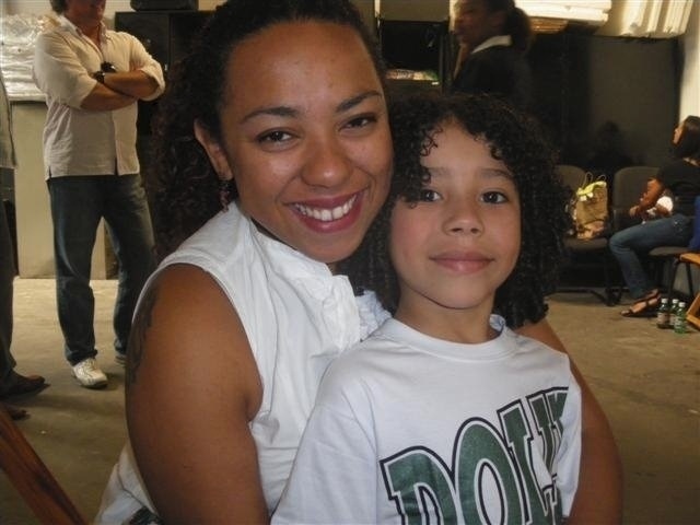 Felipe Machado ao lado da mãe, Camila, nos bastidores do comercial de Dia das Mães da Dolly - Reprodução/Facebook