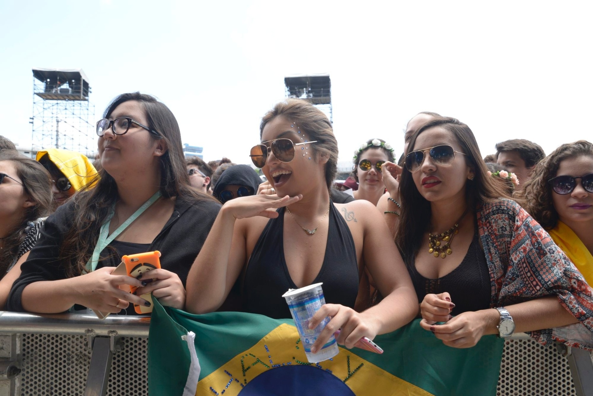 12.mar.2016 - Gatas entre o público do primeiro dia do Lollapalooza Brasil 2016 - Rafael Roncato/UOL