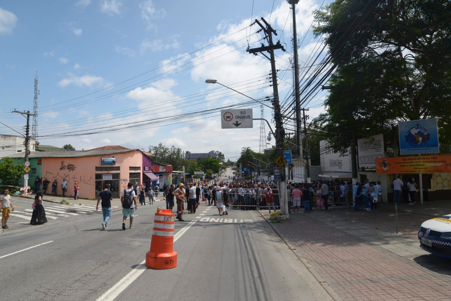 12.mar.2016 - Público aguarda na fila a abertura dos portões para o primeiro dia do Lollapalooza Brasil 2016 - Rafael Roncato/UOL