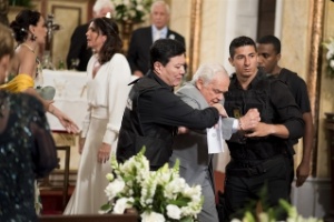 Pedro (Othon Bastos) deixa a igreja algemado para o desespero da noiva Rebeca (Malu Mader) - Cesar Alves/TV Globo - Cesar Alves/TV Globo