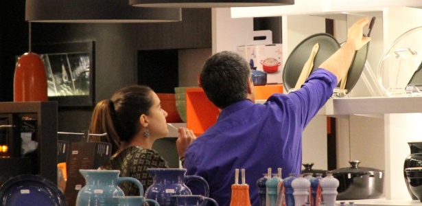 4.set.2016 - Ao lado da filha, William Bonner escolhe itens para a casa em sua primeira aparição pública após o anúncio da separação de Fátima Bernardes - AgNews - AgNews