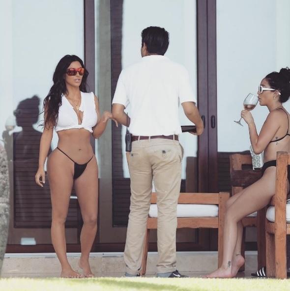 Kim Kardashian não tem medo das críticas e usou um biquíni preto modelo fio dental durante viagem de férias para o México. - Reprodção/Instagram